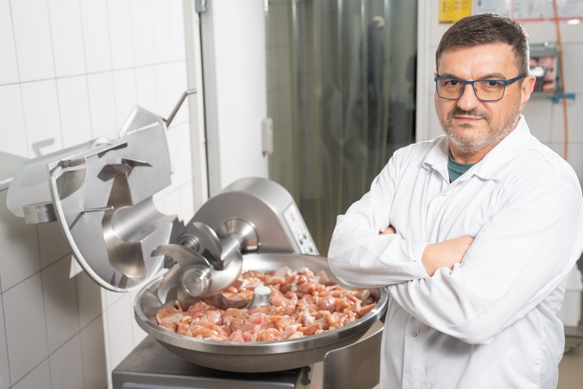 Adrian Bărbăcioru, bărbatul care după 20 de ani a găsit rețeta micului perfect. Cum sună povestea Atelierului de mici, carmangeria de pe Caraiman care face mici și preparate din carne după rețetele de odinioară