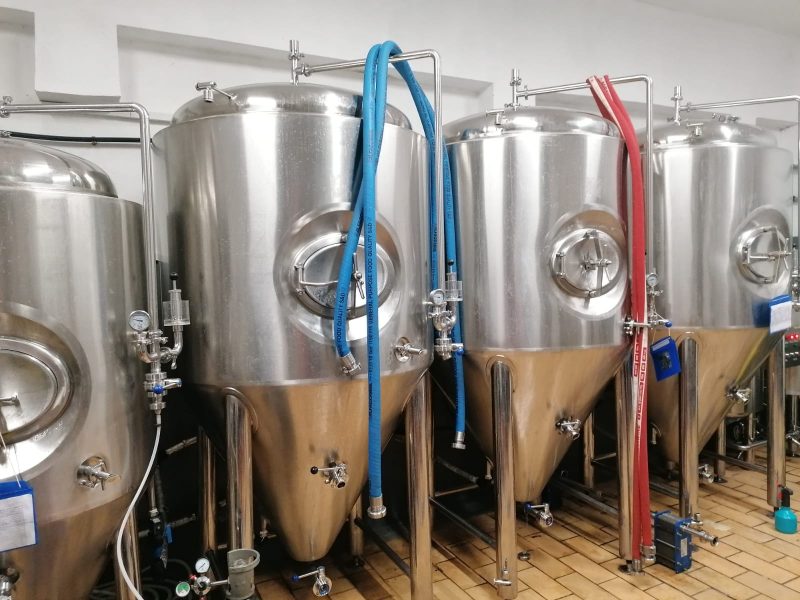 Dozatoarele de bere unde se produce fermentația.