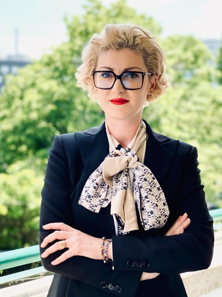 Georgiana-Raluca Trandafir, avocată litigator: „indiferent câți bani ai, nu trebuie niciodată să uiți că oricând se poate întâmpla ceva și trebuie să te descurci luând-o de la zero”
