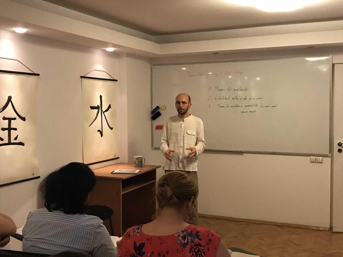 Octavian Sbârnă prezentând un workshop de acupunctură