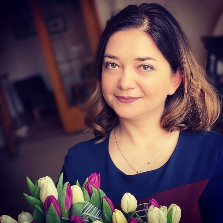 Ioana Teodorescu, portavocea afacerilor lui Wargha Enayati. Sau femeia care a învățat tainele PR-ului după ce a făcut înconjurul lumii încercând meseria de crupier, jurnalist și marchandiser