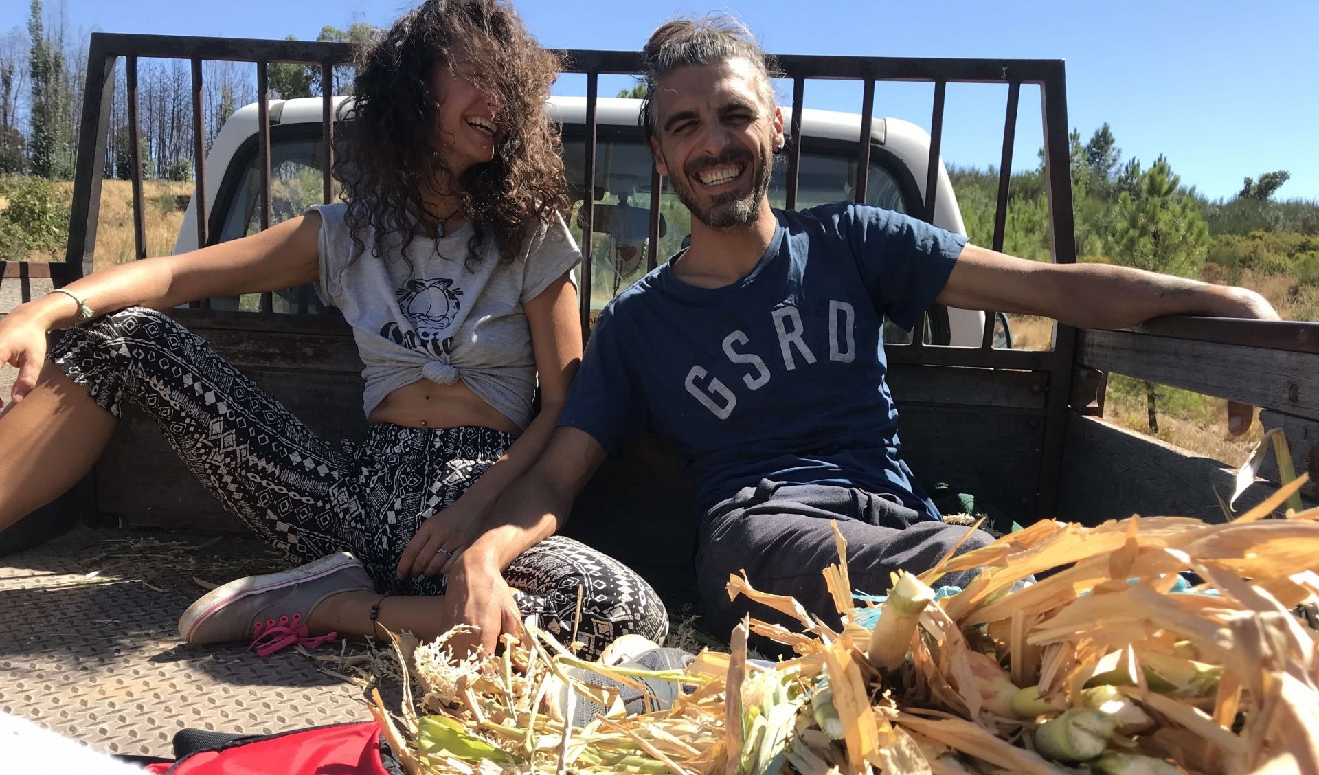 Povestea celor doi tineri care și-au dat demisiile, și-au vândut mașinile și au plecat după soare, trăind într-un van făcut de ei. Cine sunt 2hearts4wheels