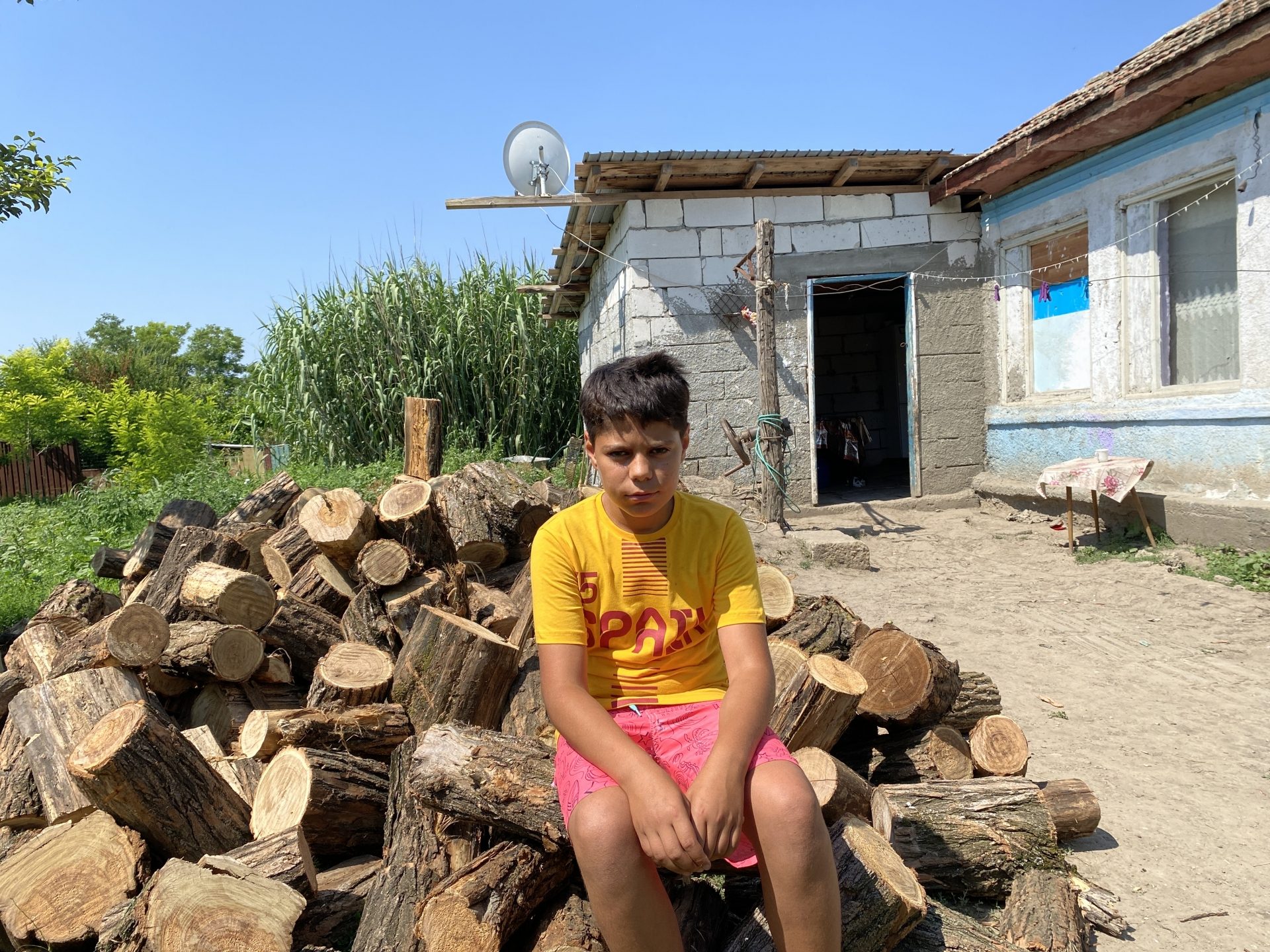 Gabriel, băiețelul de etnie romă al cărui mare vis a fost să primească o culegere de matematică și o căruță de lemne. Cum ajunge un copil cu opt frați și un singur părinte, fără nici un venit, as la matematică?