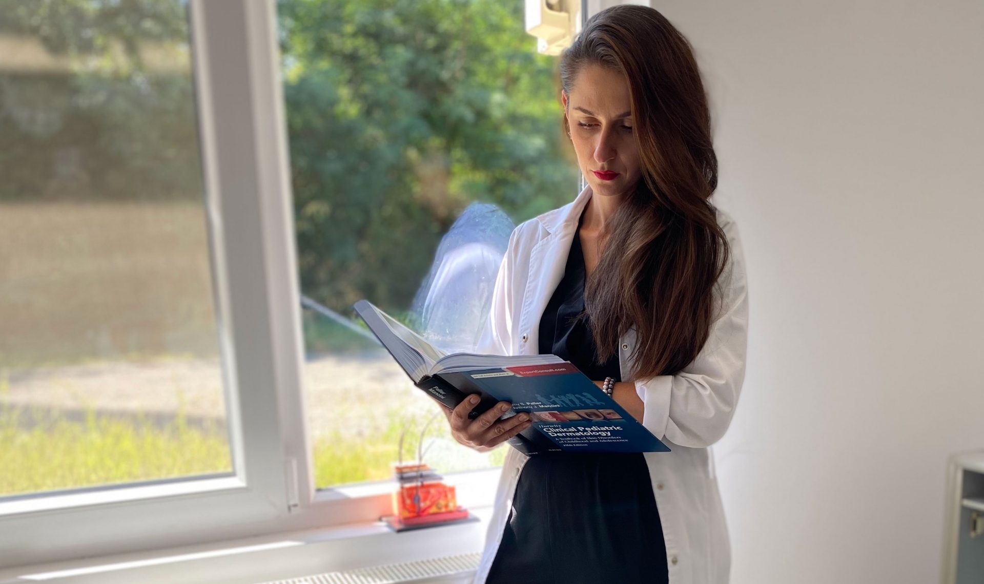 Andreea Romaniuc, doctorița ce a învins cancerul. Și povestea studenției unei mediciniste, pacientă în „Rețeaua citostaticelor”