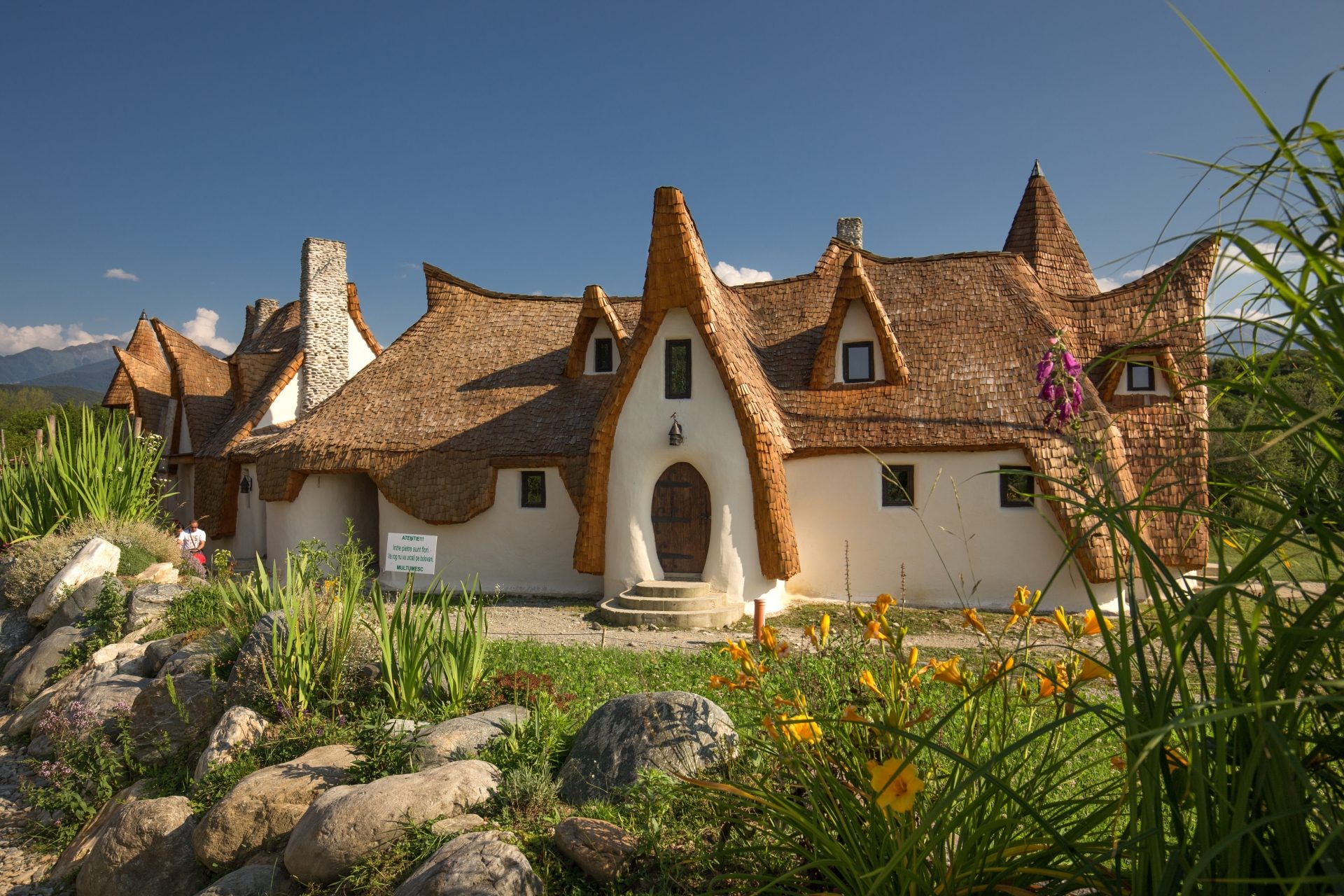 Povestea castelului de lut Valea Zânelor. Și a familiei care a lăsat casă, masă și business pentru visul de a trăi în natură