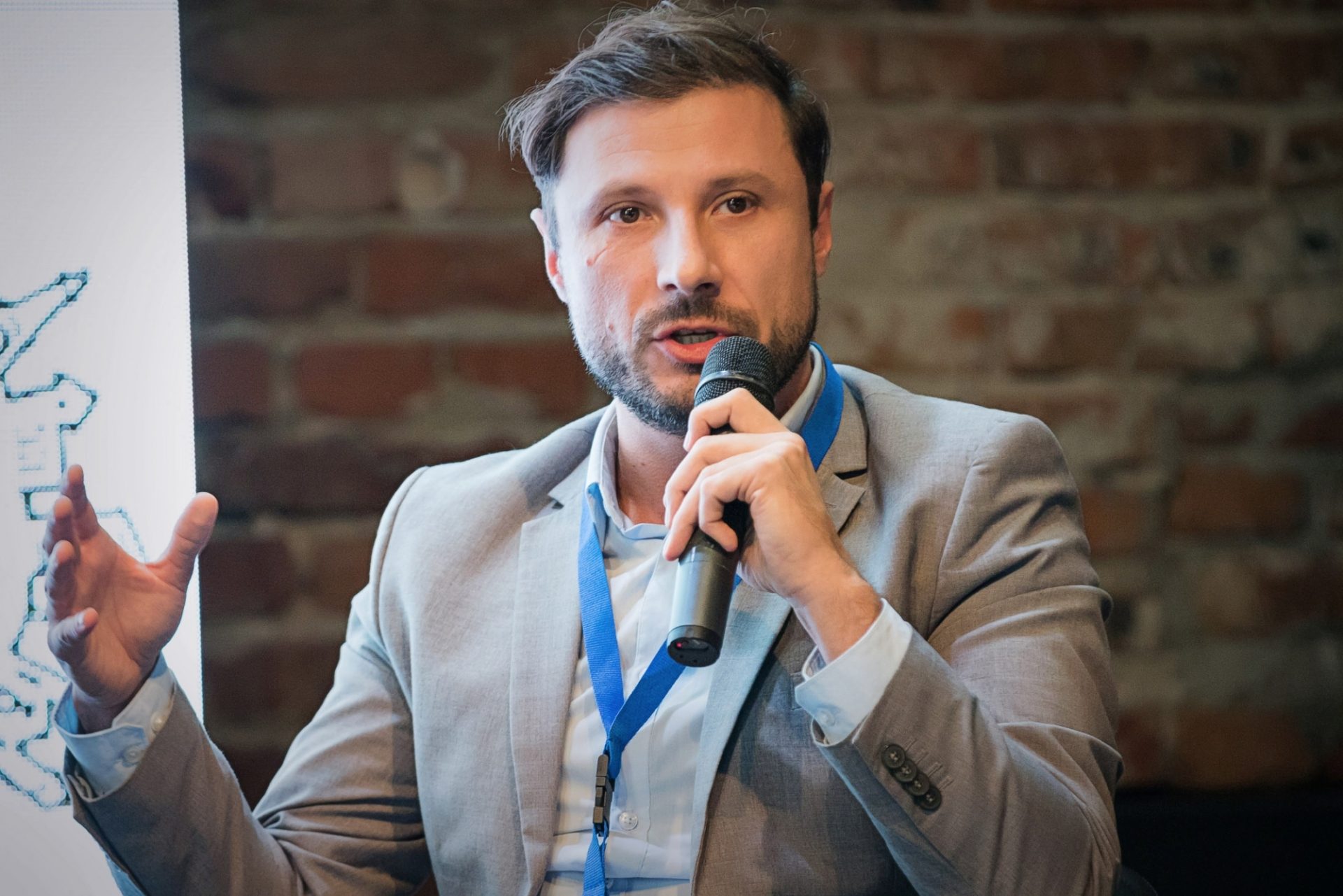 „Am lăsat Bruxelles-ul pentru România și m-am trezit acasă, fără niciun ban în buzunar”. Cu reșițeanul Grațian Mihăilescu, creatorul UrbanizeHub, despre școală, voluntariat și fapte bune
