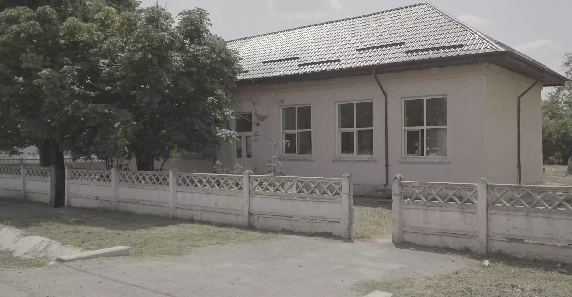 O școală la cele mai înalte standarde într-un sat uitat de lume din județul Călărași. Sau cum implicarea unui dascăl poate face minuni în comunitatea de care aparține