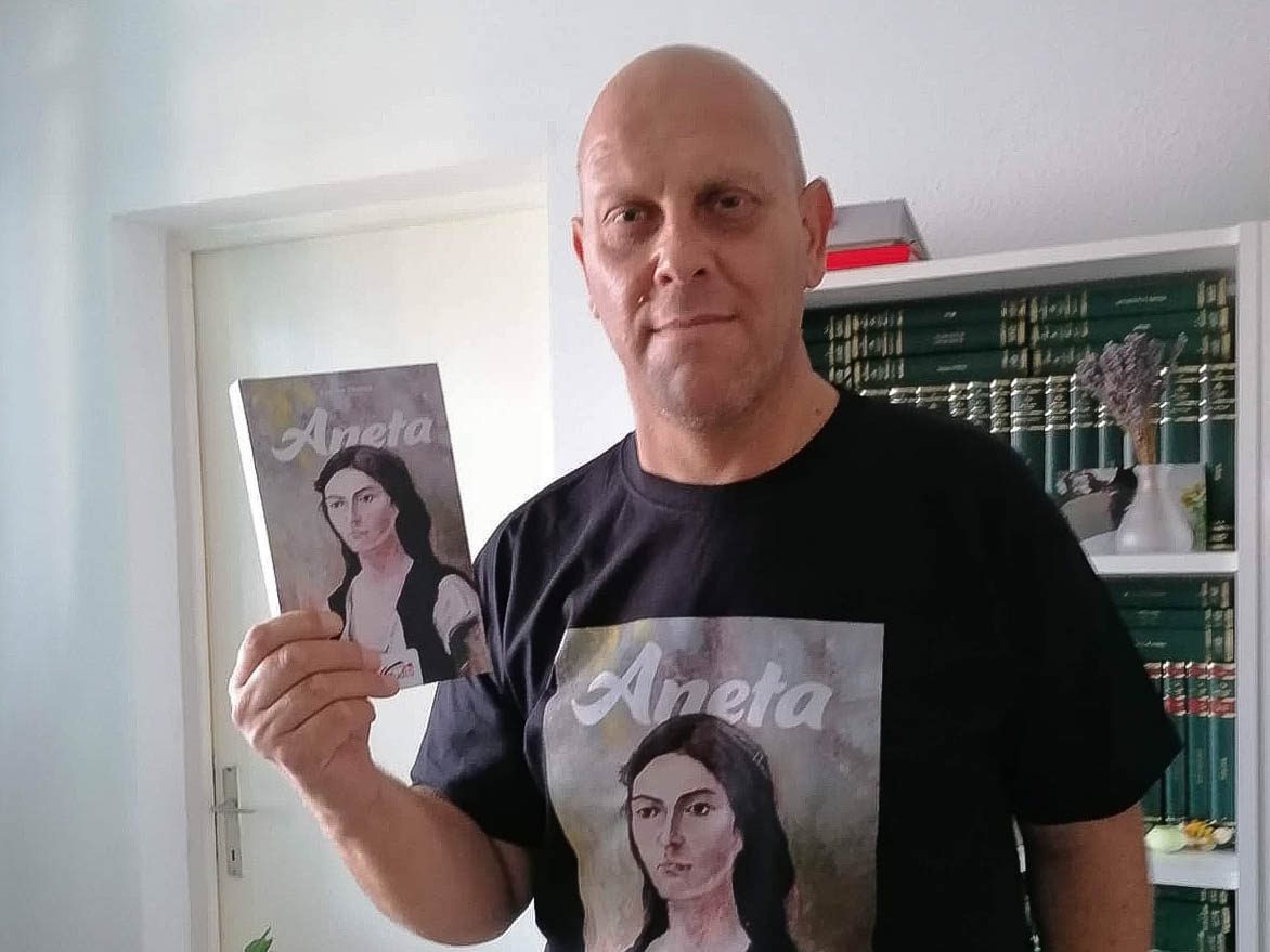 Lucian Domșa, bărbatul a cărui boală l-a transformat într-un scriitor extrem de apreciat. Sau cum gândurile care se adună în timpul unei ședințe de dializă au dat naștere romanului Aneta