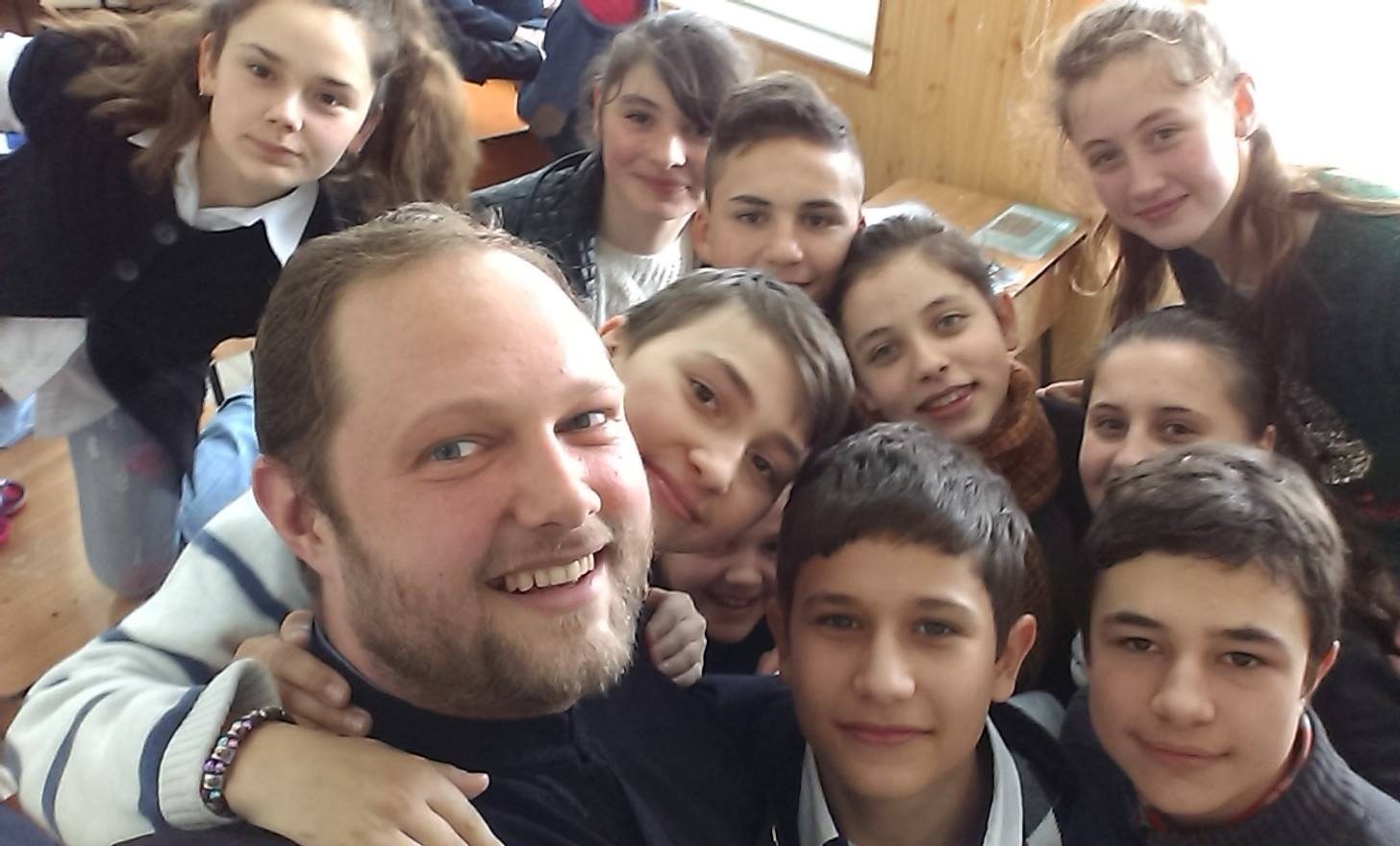 Părintele Vasile Boldeanu, omul ce s-a ambiționat să-l slujească pe Dumnezeu în cel mai sărac sat din județul Galați. Și cum a trecut de la necredință la puterea de oferi toată dragostea oamenilor, fiind popă, profesor, asistent medical și voluntar al Crucii Roșii