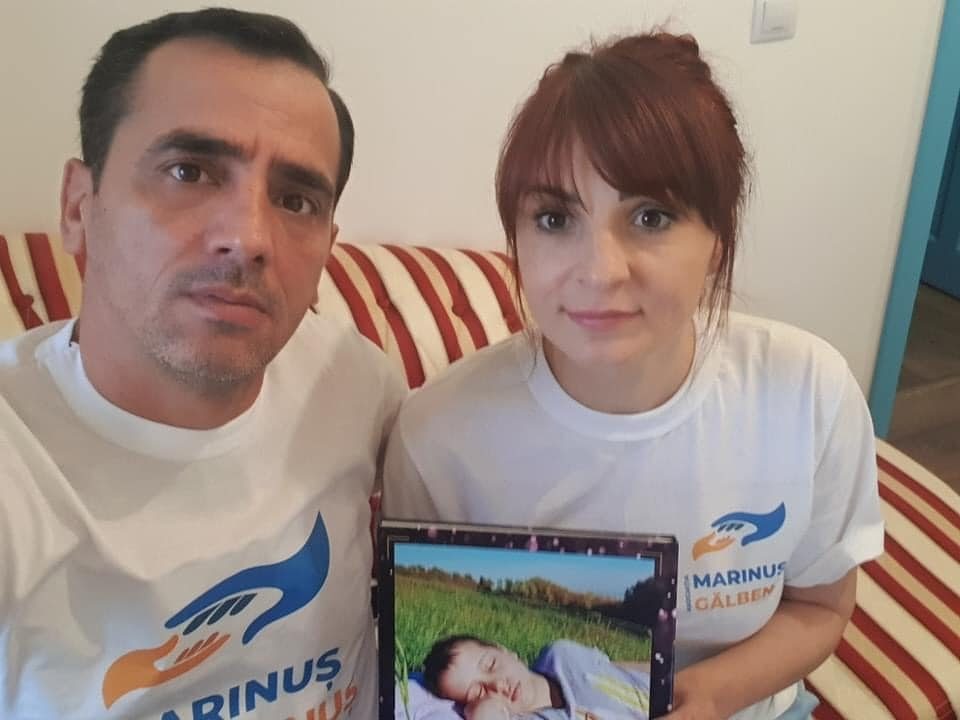 Cum îi veghează Marinuș Gălbenuș, copilul curcubeu, pe copiii cu boli rare din Galați? Ajută-i pe Simona Proteasa și pe Asociația Marinuș Gălbenuș să dăruiască o casă de Crăciun unei familii ce riscă să rămână în stradă!