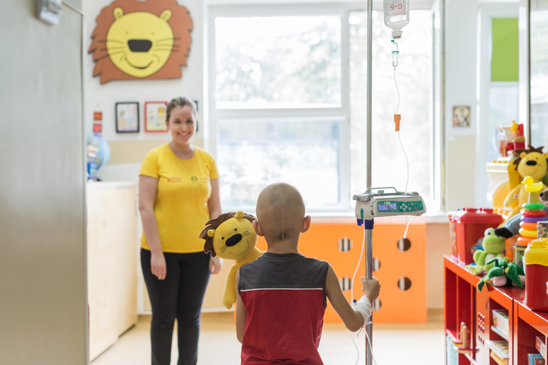 Frânturi din viața unui psihoterapeut ce tratează copiii bolnavi de cancer: „Am învățat odată cu ei. Ei m-au inspirat și m-au influențat să ajung omul care sunt azi”. Cu Diana Todea despre importanța relaxării și a stării de bine a copilului ce luptă să învingă boala