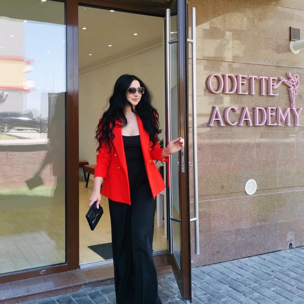 Măriuca si Odette Academy