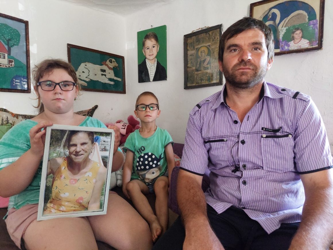 Familia Drăghici, 3 copii orfani de mamă, răpusă de cancer. Asociația le construiește o casă