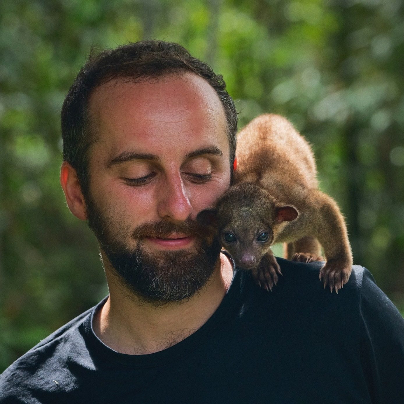 Fotograful Gabriel Șerban și mușcăturile de maimuțe, nopțile albe cu un pui de kinkajou în jungla amazoniană și povestea francezului naufragiat pe un fluviu de junglă, salvat de amerindienii Wayana