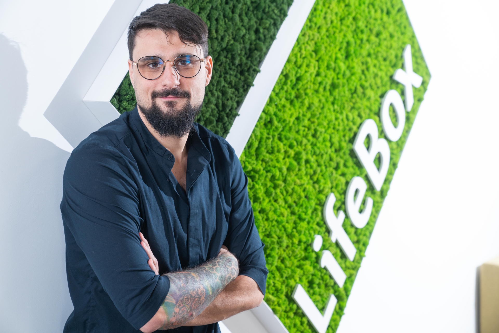Radu Bălăceanu și povestea succesului construit din provocările vieții. De la puștiul căruia îi era hărăzit să împingă vagoane, la omul ce conduce azi unul dintre cele mai importante business-uri din România: LifeBox