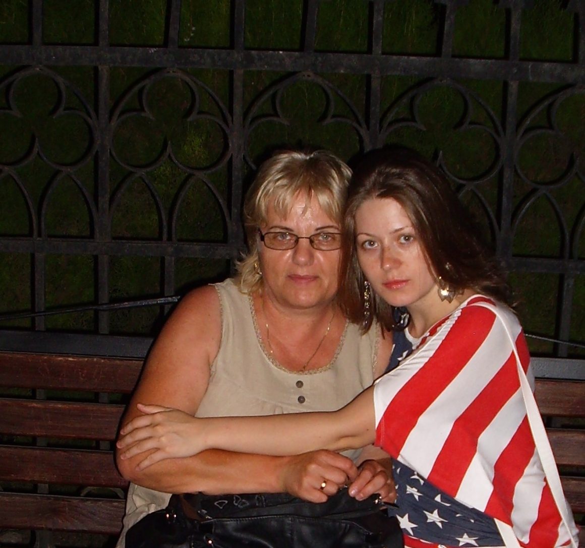 Mira și mama ei, ultima poză înainte de plecare un SUA