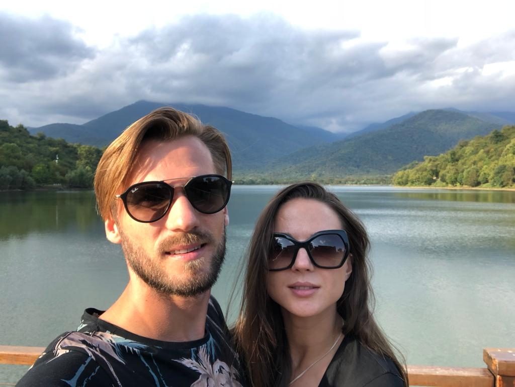 A fugit din Siberia pentru a-și găsi libertatea și dragostea în România. Povestea cuplului din spatele magazinelor Berezka și prețul plătit doar pentru că are legătură cu Rusia