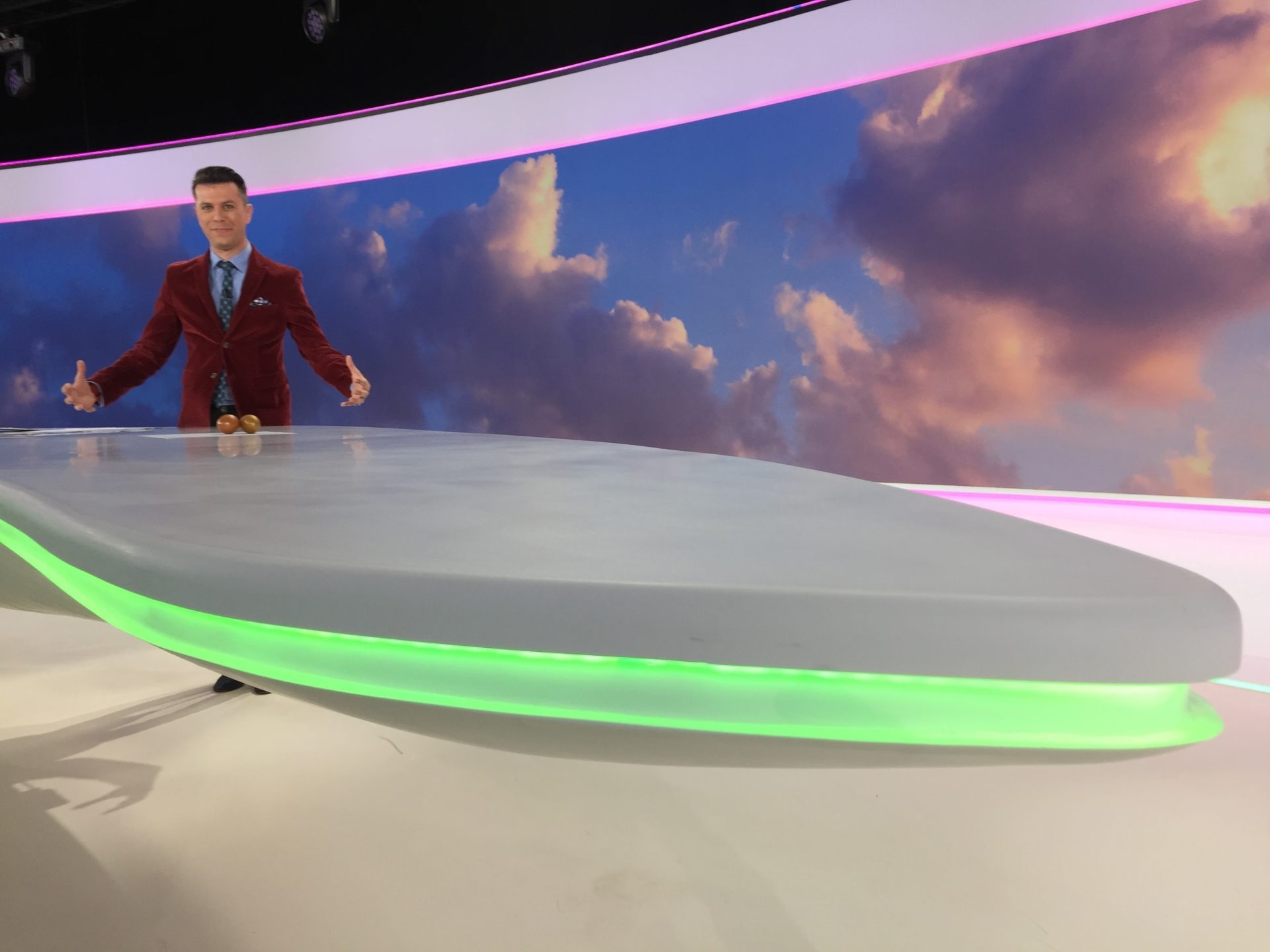 Daniel Osmanovici, prezentator tv: „Dacă nu te iubești și nu-ți place să admiri ce vezi în oglindă nu ești bun pentru televiziune. Eu vreau mai mult însă”
