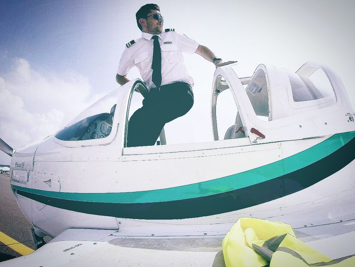 Cosmin Pușcaș, copilotul de avion ce-și trăiește visul visat de la vârsta de 12 ani. Sau cum alegerile părinților pot păli în fața pasiunii arzătoare a unui copil