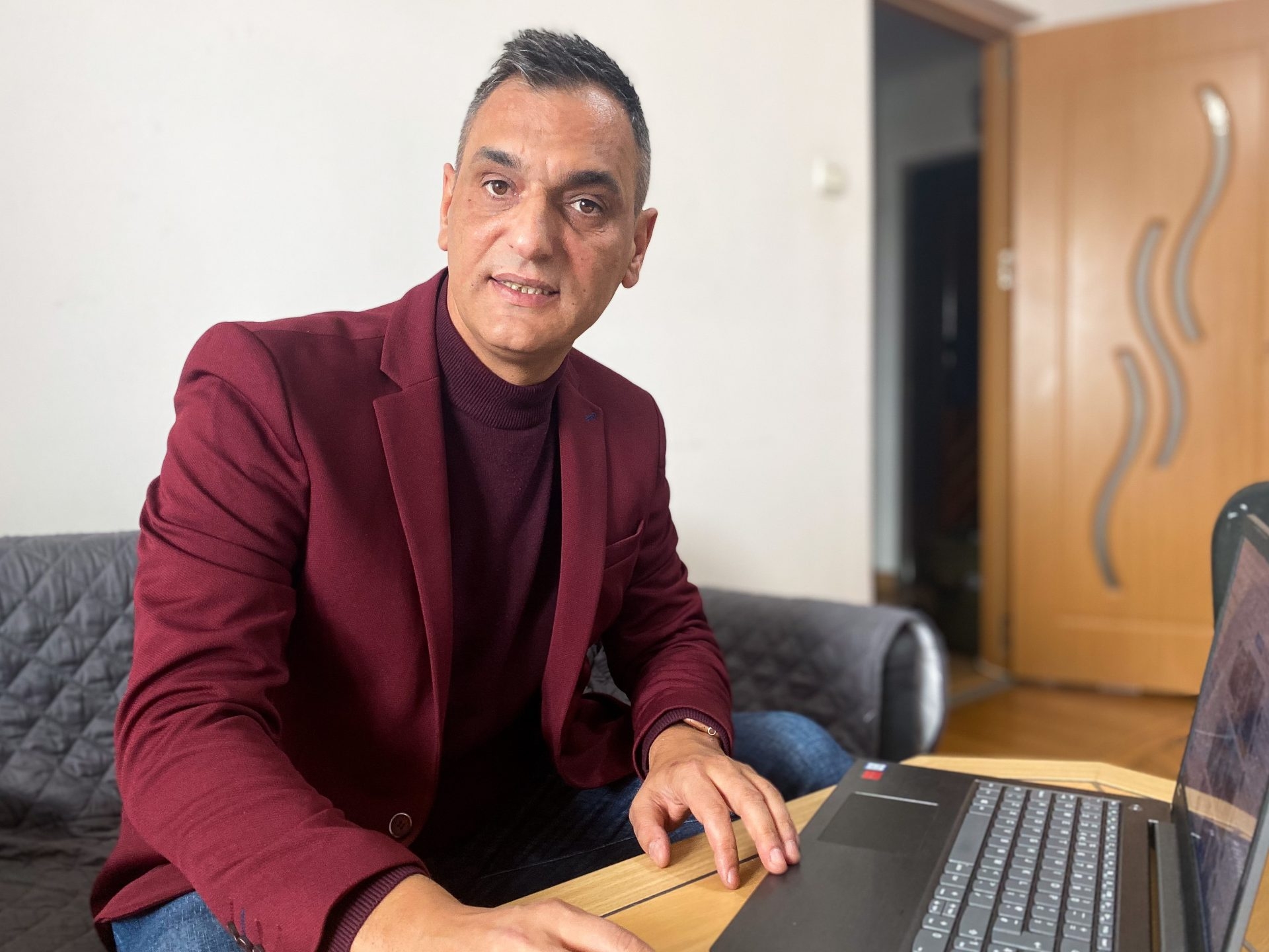 Mihai Ghebrea, copilul abandonat din fașă în orfelinatele comuniste, azi directorul centrului de plasament cu cei mai fericiți și împliniți copii din Vâlcea: „Orfelinatele de pe vremea lui Ceaușescu erau pline de abuzuri și de frică, câteodată îți doreai să mori”