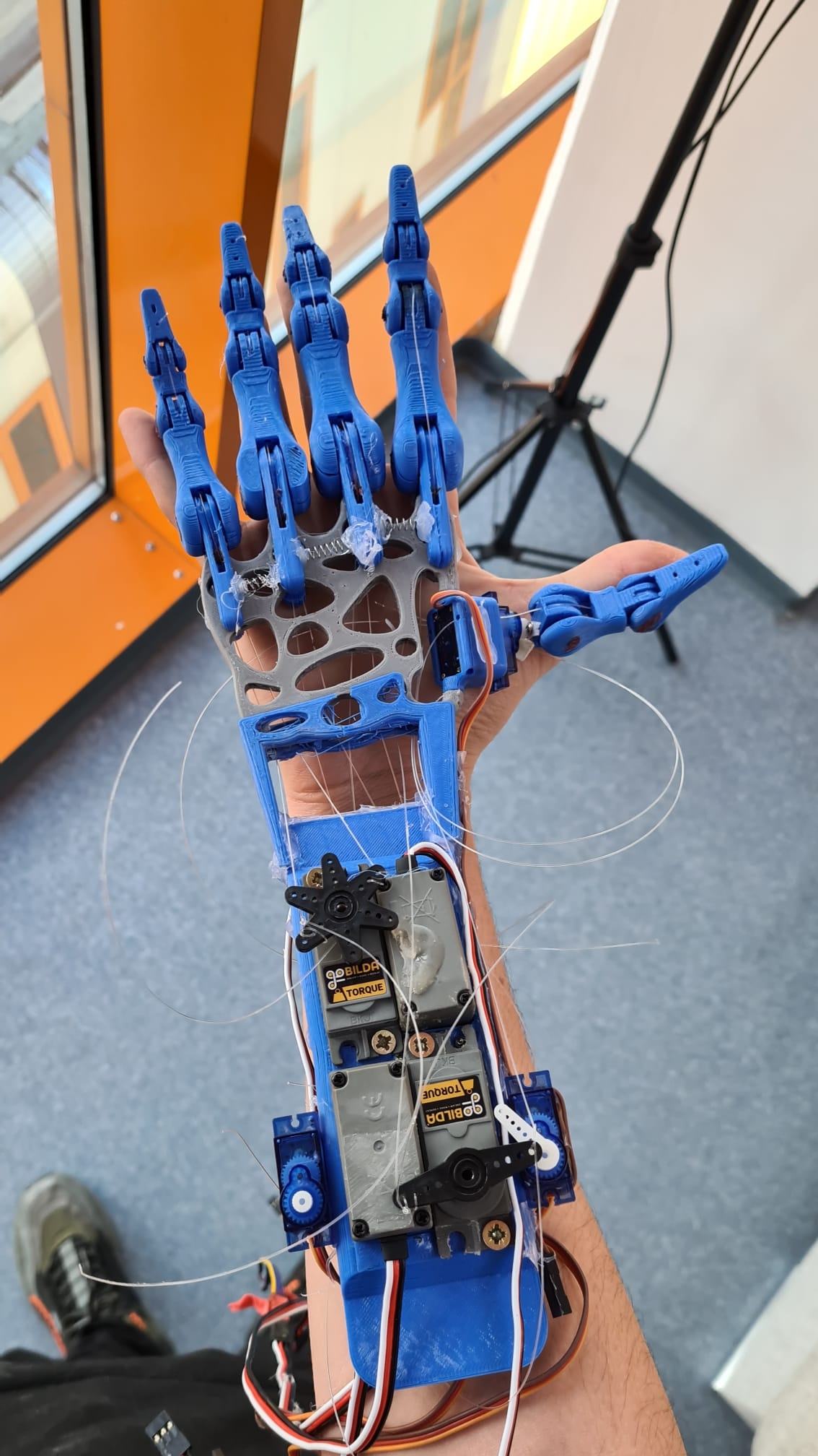 Mâna bionică umanoidă