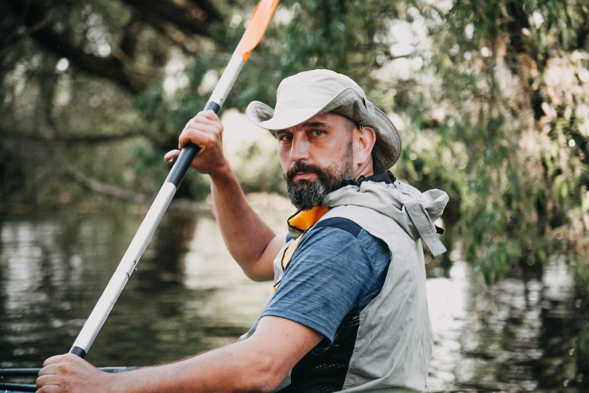 Copilul tău are  nevoie de o detoxifiere de gadgeturi? Răspunde Ben Brucker, artistul antreprenor care predă copiilor lecții de supraviețuire în natură