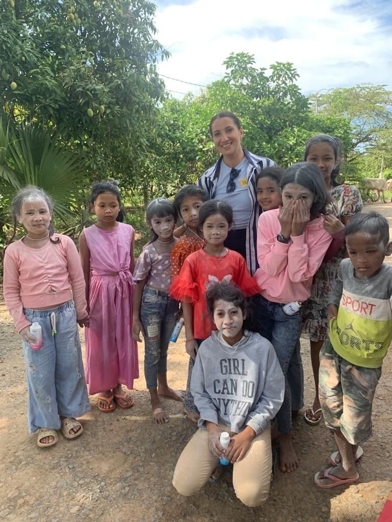 România a crescut-o, Anglia a învățat-o și Cambodgia i-a arătat cât de prețioasă e viața: Ionela Spînu, tânăra pentru care a face ce-ți place e sinonim cu a-i ajuta pe alții