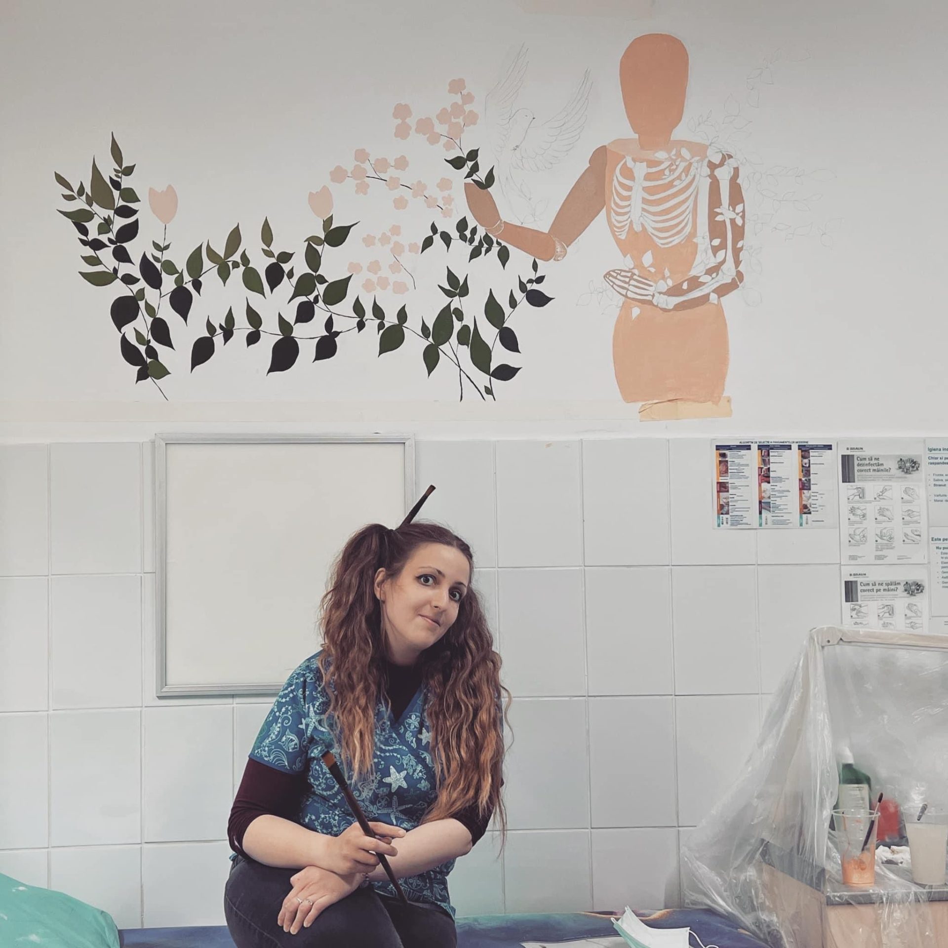 Andreea Zaleschi, tânăra ziaristă care  a pictat Spitalul de Urgență din Buzău. Sau cum pasiunea ei pentru artă aduce un strop de culoare în inimile micilor pacienți de la Pediatrie