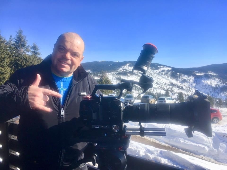 Corneliu Țepeluș, instructorul de schi ce și-a propus să vadă lumea întreagă și povestea despre România prin imagini. Și povestea documentarului ”În căutarea castelului Dracula” produs cu sprijinul urmașului lui Bram Stoker