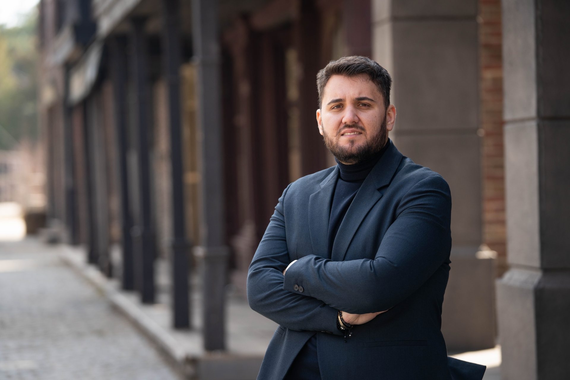 De ce a dat sutana pe șorțul de cofetar? Povestea lui Flavian Dobre, tânărul care la 29 de ani conduce 22 de business-uri și este campion internațional la preparat deserturi