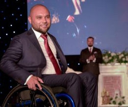 Când medicii i-au prezis că va rămâne spectator în propria viață, Marius Stratulat s-a ridicat în scaunul cu rotile, a terminat trei facultăți și și-a dedicat energia recuperării persoanelor cu dizabilități