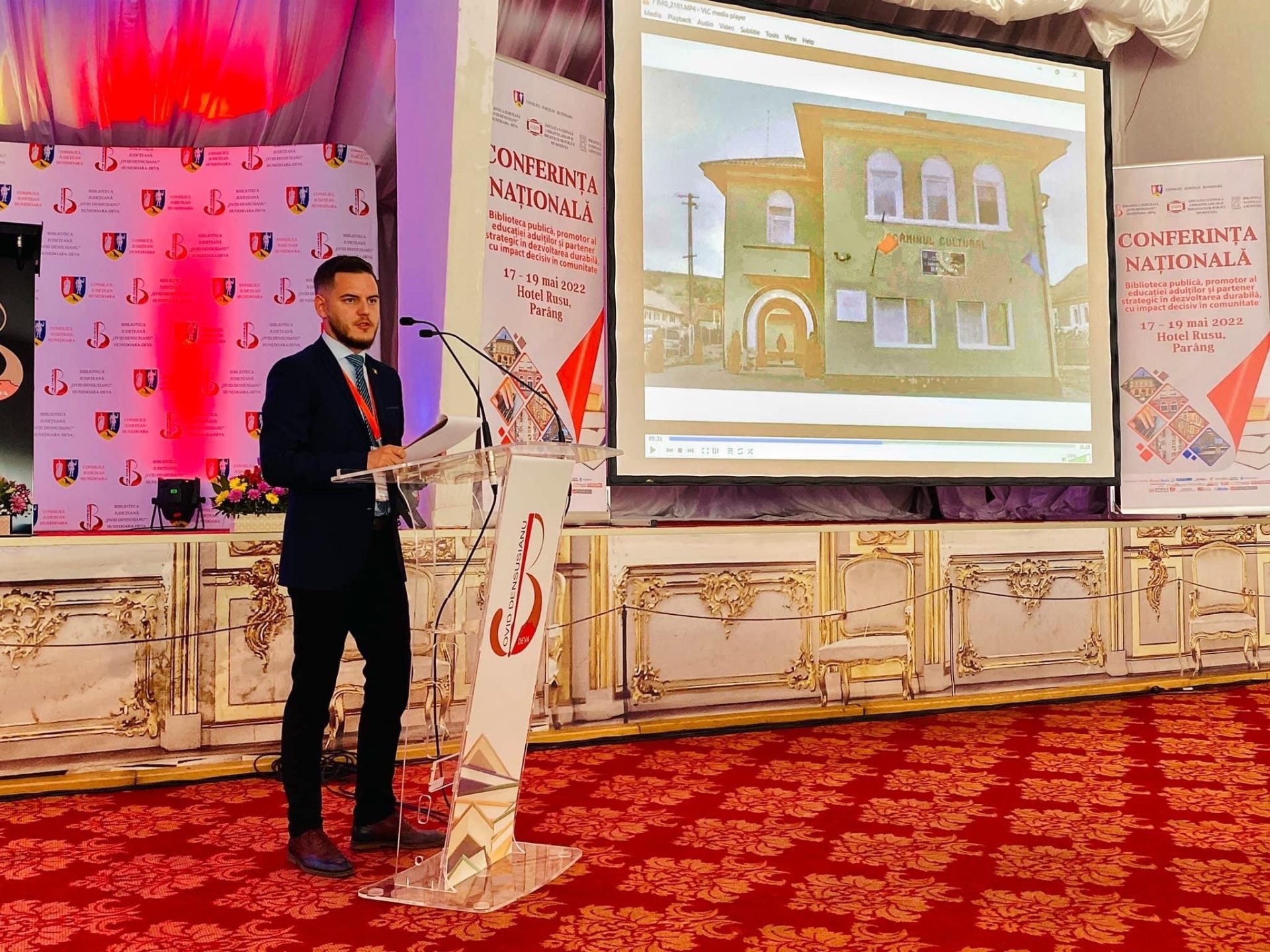 Florin Bucuțea, copilul care ascundea ștergarele și farfuriile de pe pereți ale  bunicilor, azi tânărul care dă viață poveștilor, construind biblioteci în satele uitate de lume