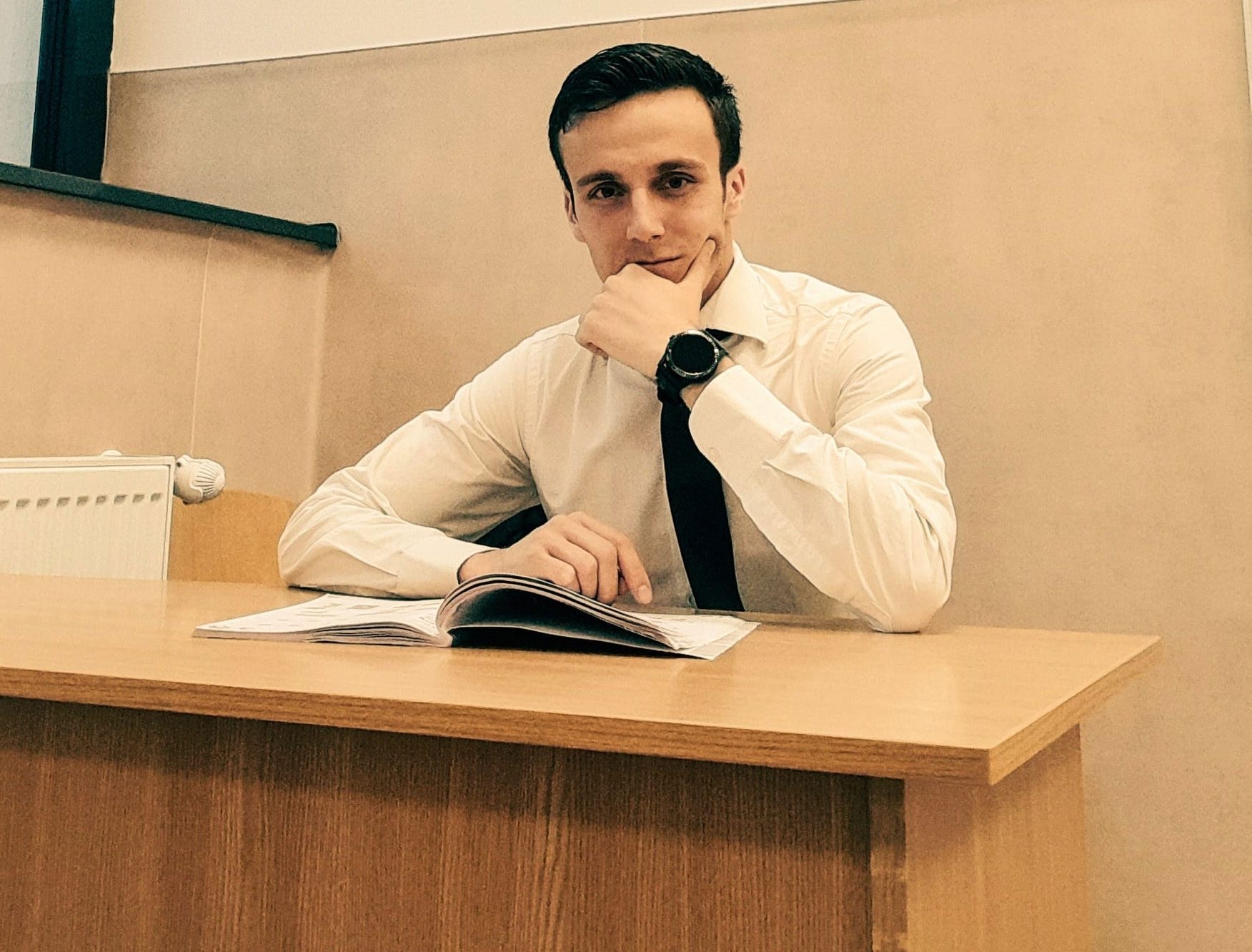 Petruț Rizea, „Domnul Trandafir” al zilelor noastre: „Când am intrat prima dată în cancelarie, am fost poftit să bat la ușă”. Povestea unui învățător în vârstă de 21 de ani, care vrea să schimbe din temelii preconcepțiile legate de această meserie