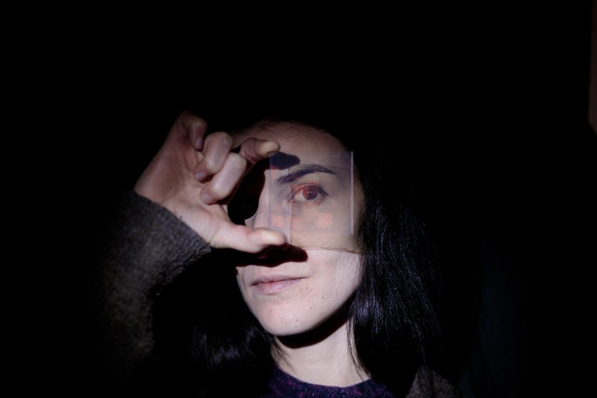 Sabina Suru: „Când eram elevă și apoi studentă, mi-am dorit să găsesc și voci feminine în cărți, dar era (și îmi pare că încă este) rara avis”