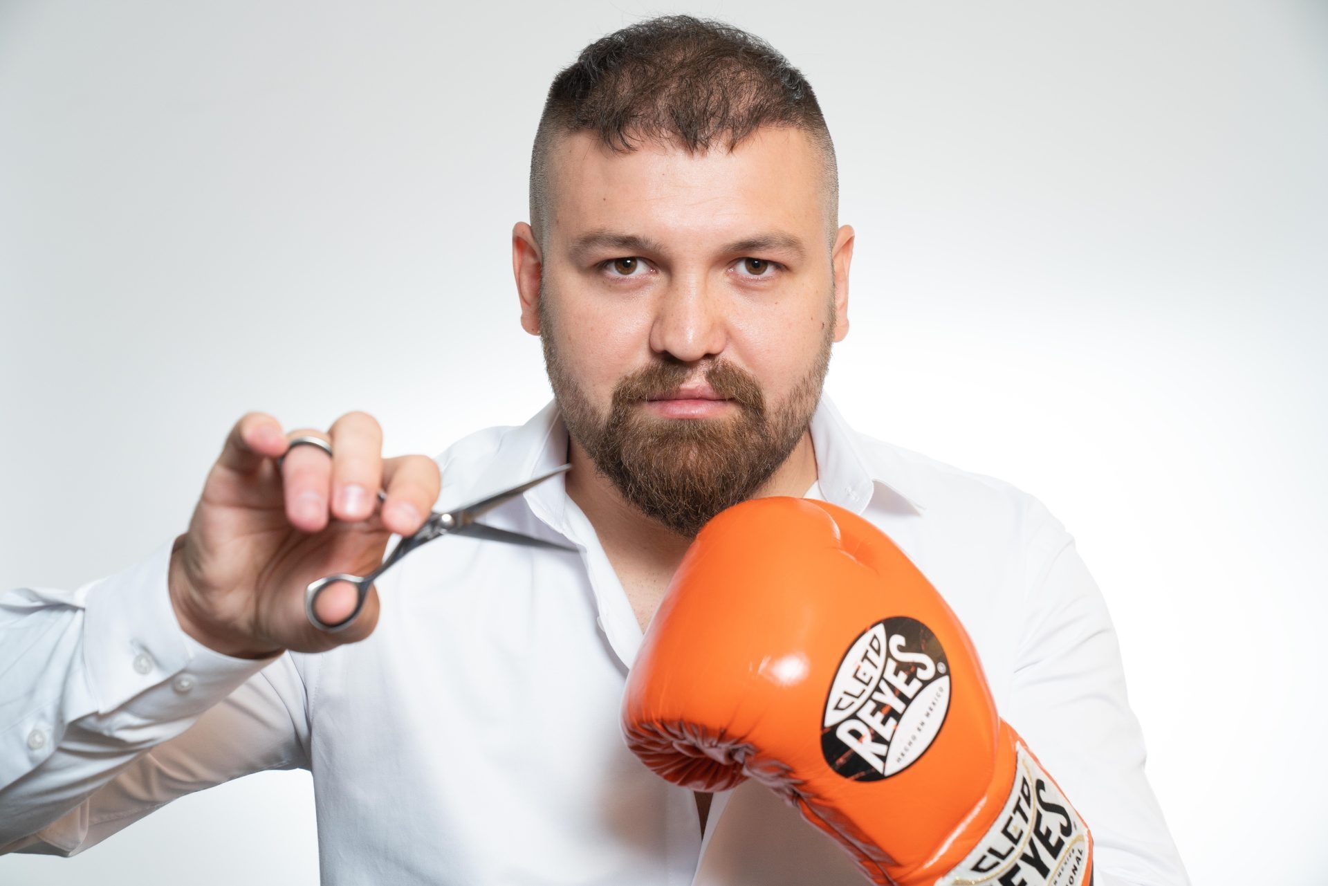 Armando Zahiu, boxerul care la 29 de ani a fost desemnat cel mai bun hairstylist din România și antreprenor. Ce au în comun ringul de box și vopseaua de păr și cum a reușit un tânăr de 20 de ani să o coafeze pe împărăteasa Japoniei?