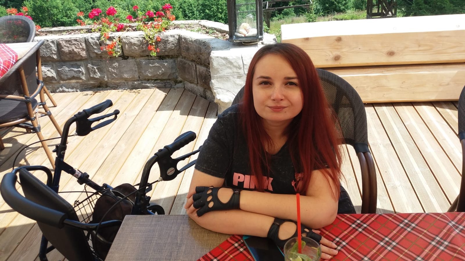 Diana Neagoe, tânăra care privește cu atât de mult umor dizabilitatea de care suferă, încât a fost în stare să plece singură de acasă și să studieze în străinătate. Prima persoană cu handicap din istoria ASE-ului care a primit o bursă ERASMUS