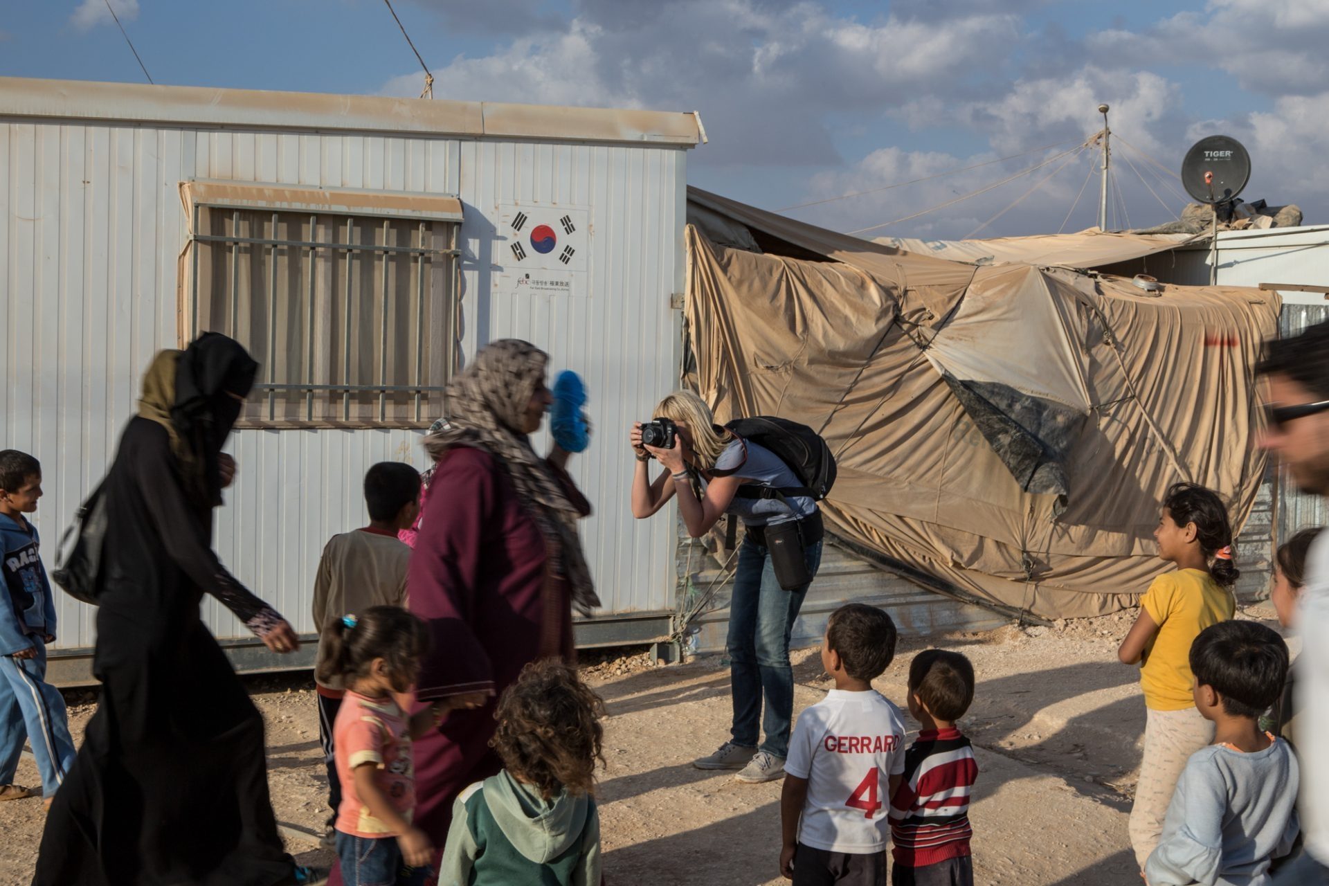 Soldați răniți și refugiați fără viitor. Cum arată viața unui foto-reporter? Ioana Moldovan: „Am fost în tabăra de refugiați sirieni și am ajuns într-un centru de triaj. Erau și femei mai în vârstă, iar ochii mi-au picat pe una dintre ele și mi-au dat lacrimile”