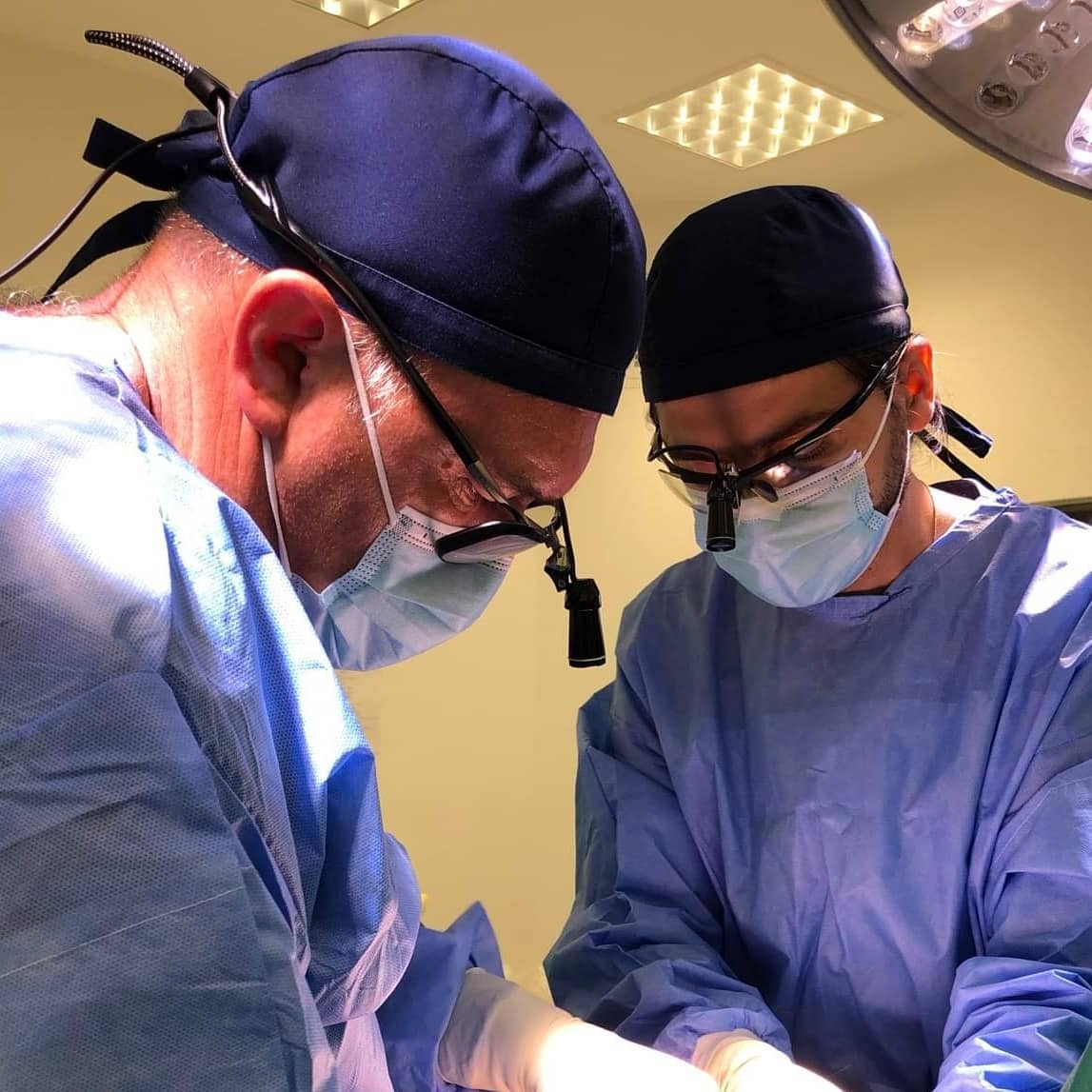 În sala de operații cu Dr. Cristian Viișoreanu, cel care a pus bazele acestei frumoase echipe, făcând ce ne place cel mai mult