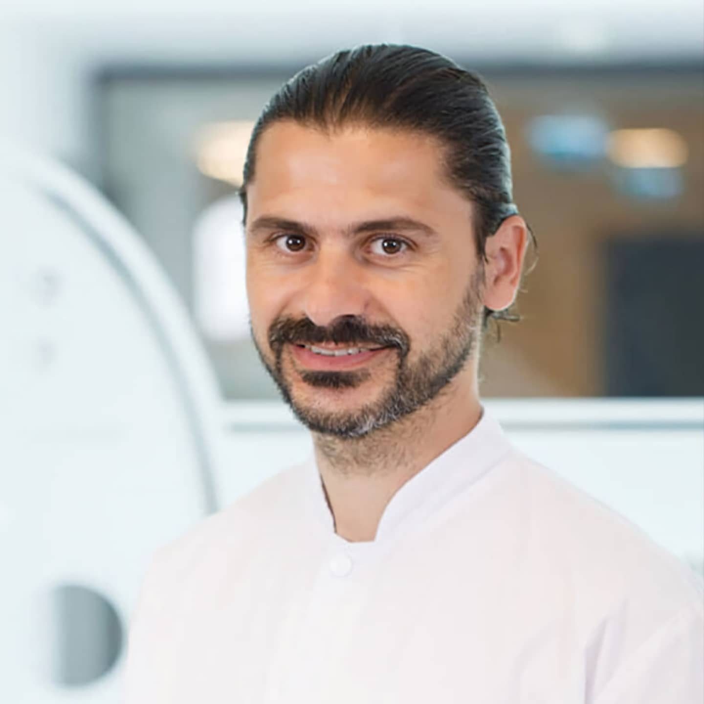 Cum îi putem ajuta pe oamenii care primesc un diagnostic tulburător? Și de ce sănătatea nu ar trebui să fie un privilegiu? De vorbă cu Lucian Rușitoru, chirurgul oncolog care nu-și vede viața departe de pacienți, spital, sala de operație
