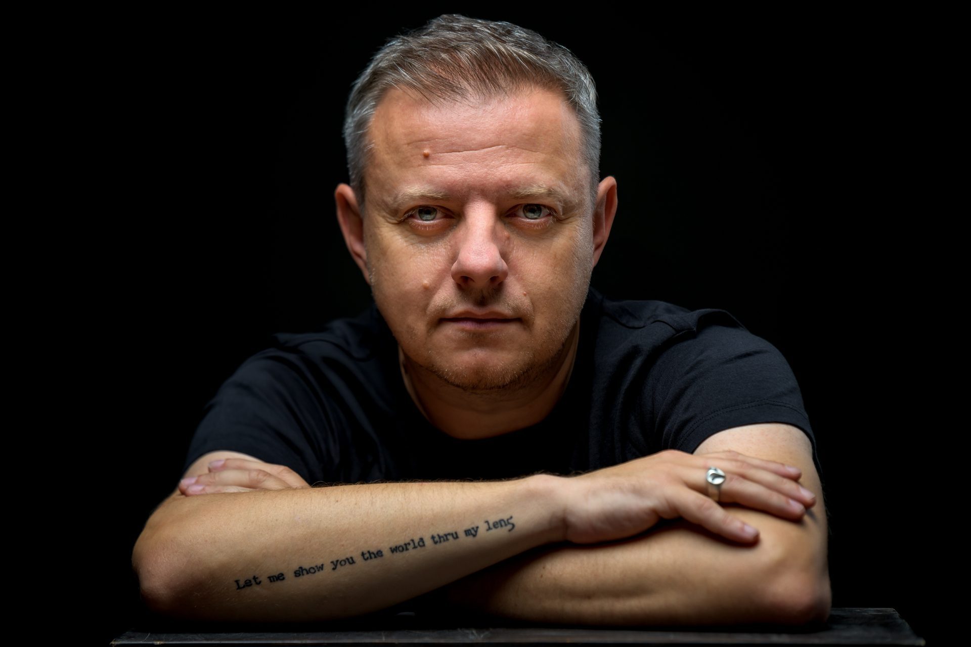 Și animalele au emoții, „chiar dacă nu li se înroșesc obrajii și nu le tremură mâinile, chiar dacă nu au riduri să se încrunte ori glas să spună mi-e dor”. Cum arată viața sălbatică prin obiectivul fotografului Rareș Beșliu