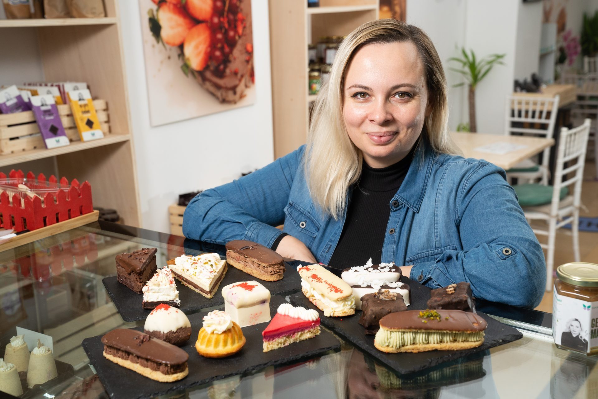 Laura Eremia, femeia care și-a făcut curaj să-și spună propria poveste: de la durerea de a avea o fetiță cu o boală genetică rară, la împlinirea pe care o trăiește atunci când creează prăjituri fără zahăr și mâncăruri low carb, vitale pentru dieta copiilor cu boli grave