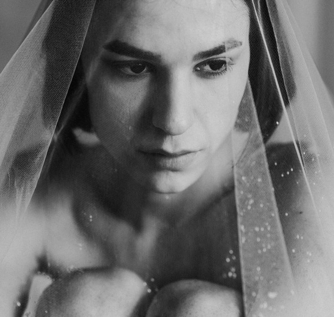Cum ajungi să ai succes ca model androgin în România, o țară în care acest subiect nu este încă abordat sau acceptat? Barni Deak: „mă simt foarte bine în pielea mea și nu pot spune că este dificil să fiu eu”