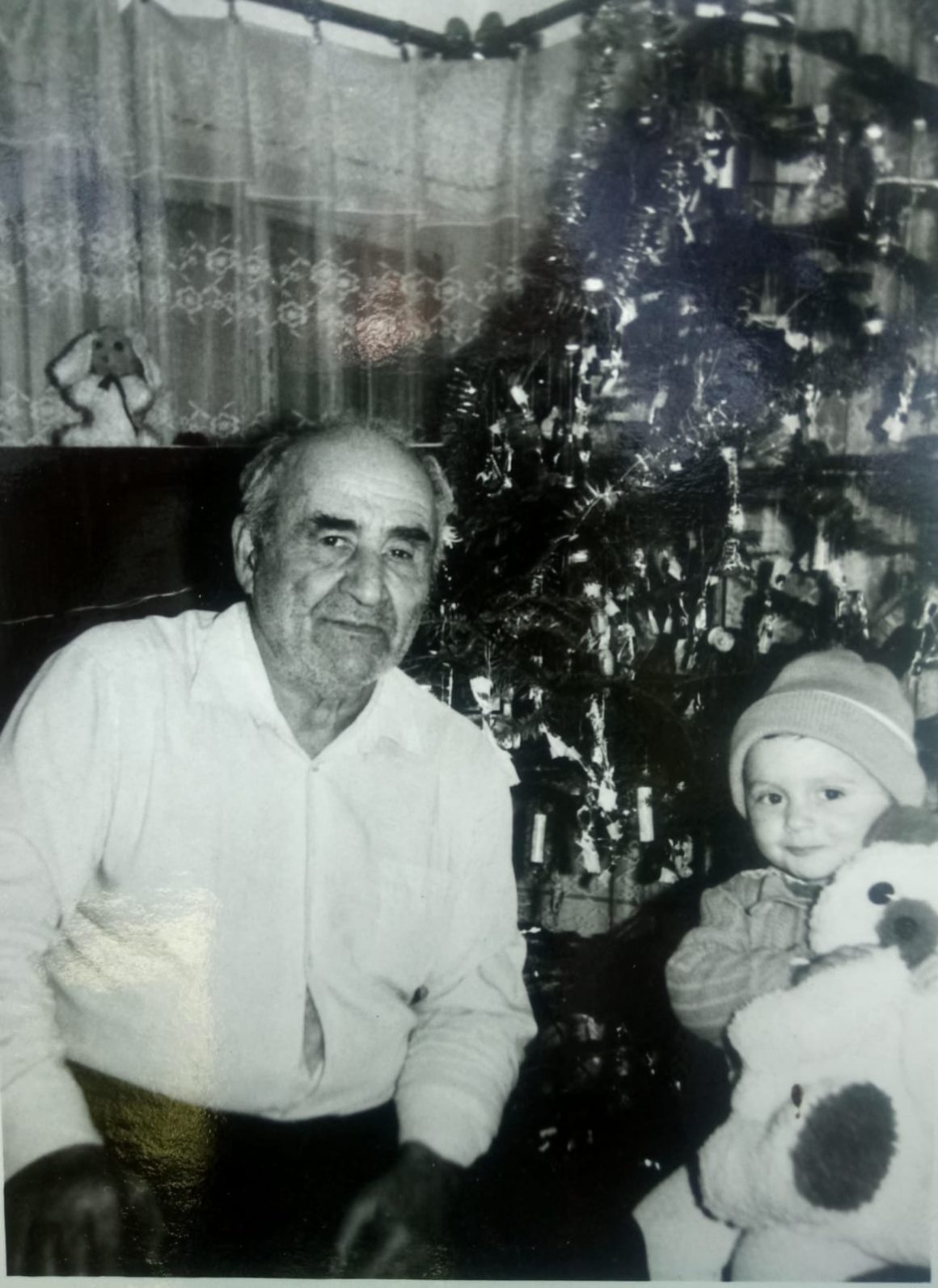Radu alături de bunicul său
