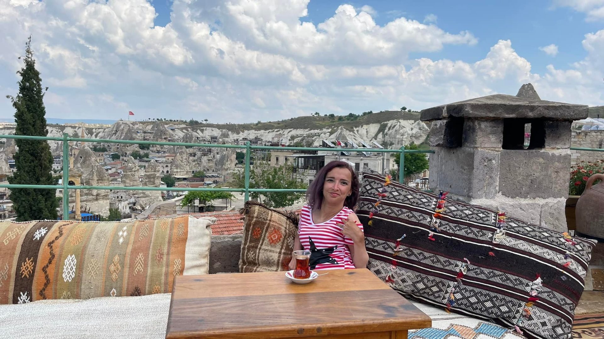 De câți ani ai nevoie să recunoști și să accepți dizabilitatea copilului tău? Și povestea lui Carmen Vasilescu, jurnalista din Craiova ale cărei visuri sunt prea mărețe pentru a fi oprite de un scaun rulant