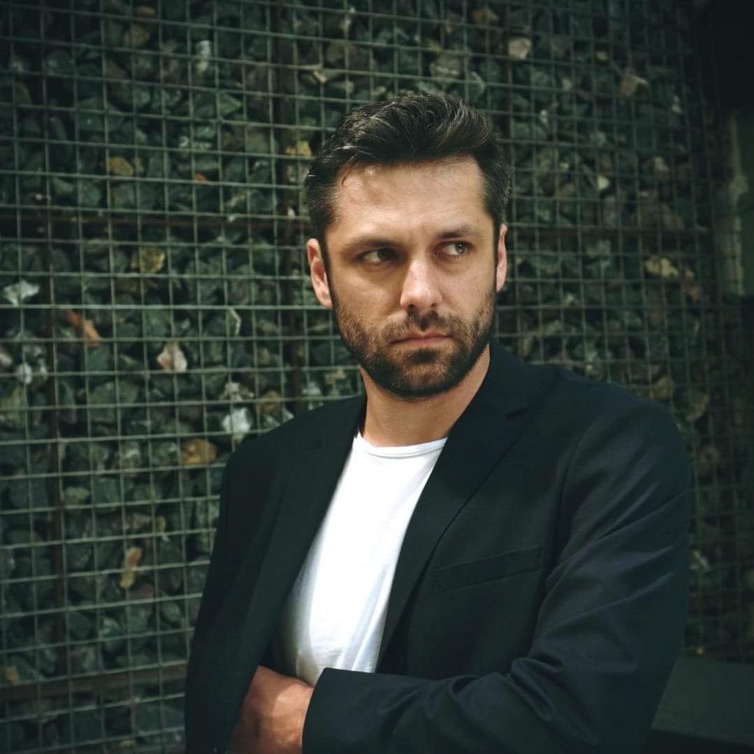 Actorul Alecsandru Dunaev: „Dacă prin absurd, mi-ar pune cineva pistolul la tâmplă și m-ar pune să aleg, aș alege teatrul”