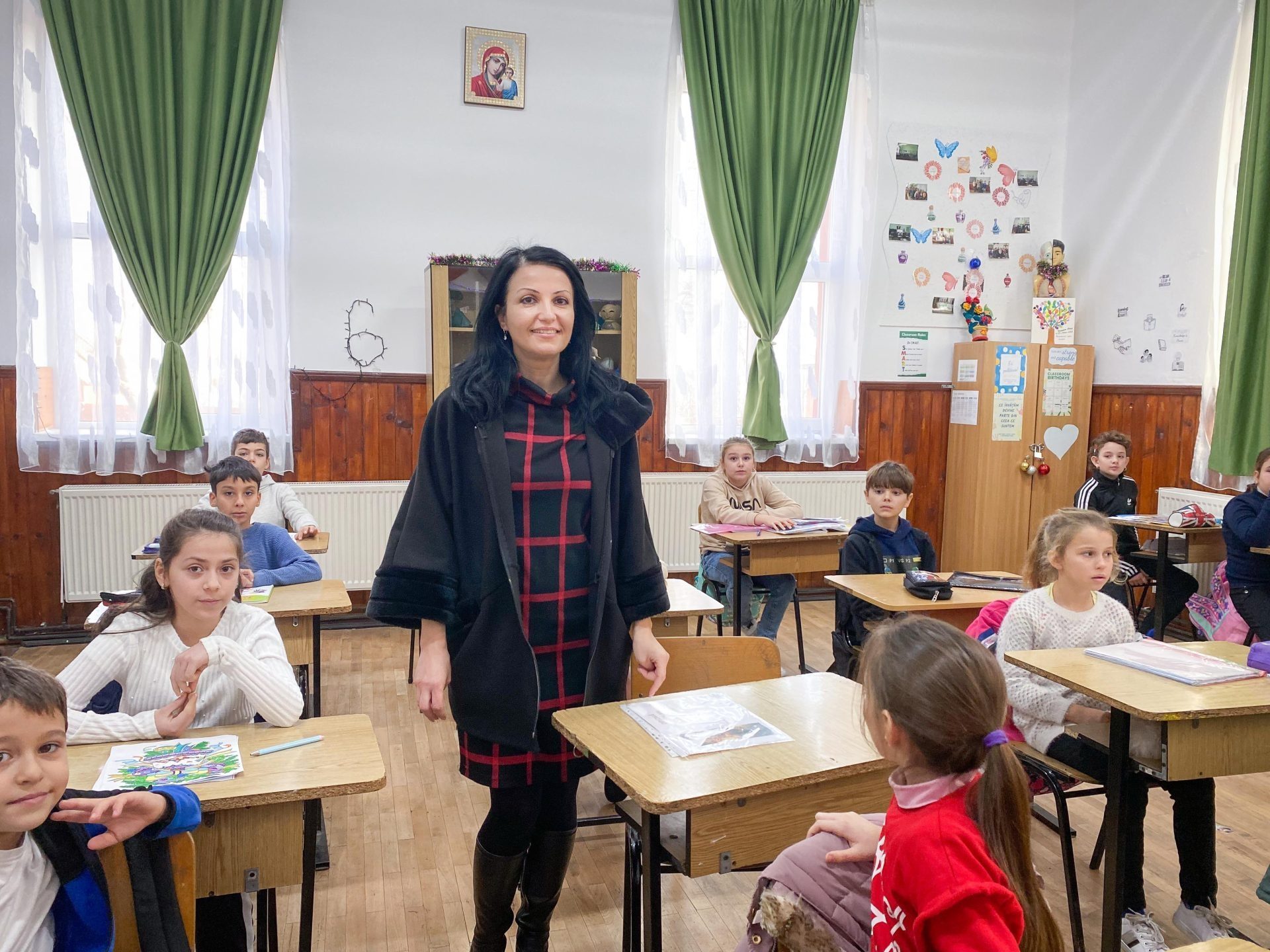 15% dintre elevii dintr-o comunitate vulnerabilă din Prahova sunt în risc de abandon școlar. Dar din dar se face rai, sau cum se implică Ariston și Crucea Roșie pentru a le crea copiilor condiții mai bune la școală