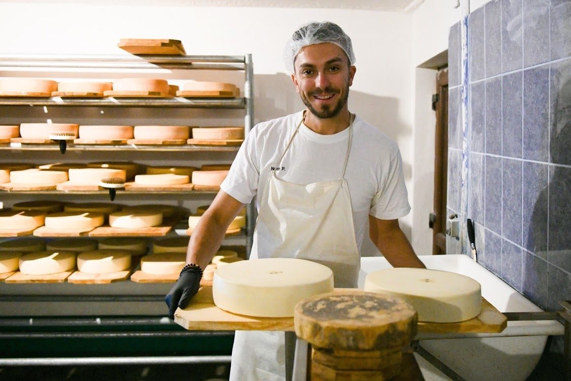 Narcis Pintea, românul care a făcut școala de brânzari în Elveția pentru a aduce în satul lui meșteșugul preparării brânzeturilor fine. Sau cum un business de familie ardelenească ne pune pe masă cele mai alese delicatese