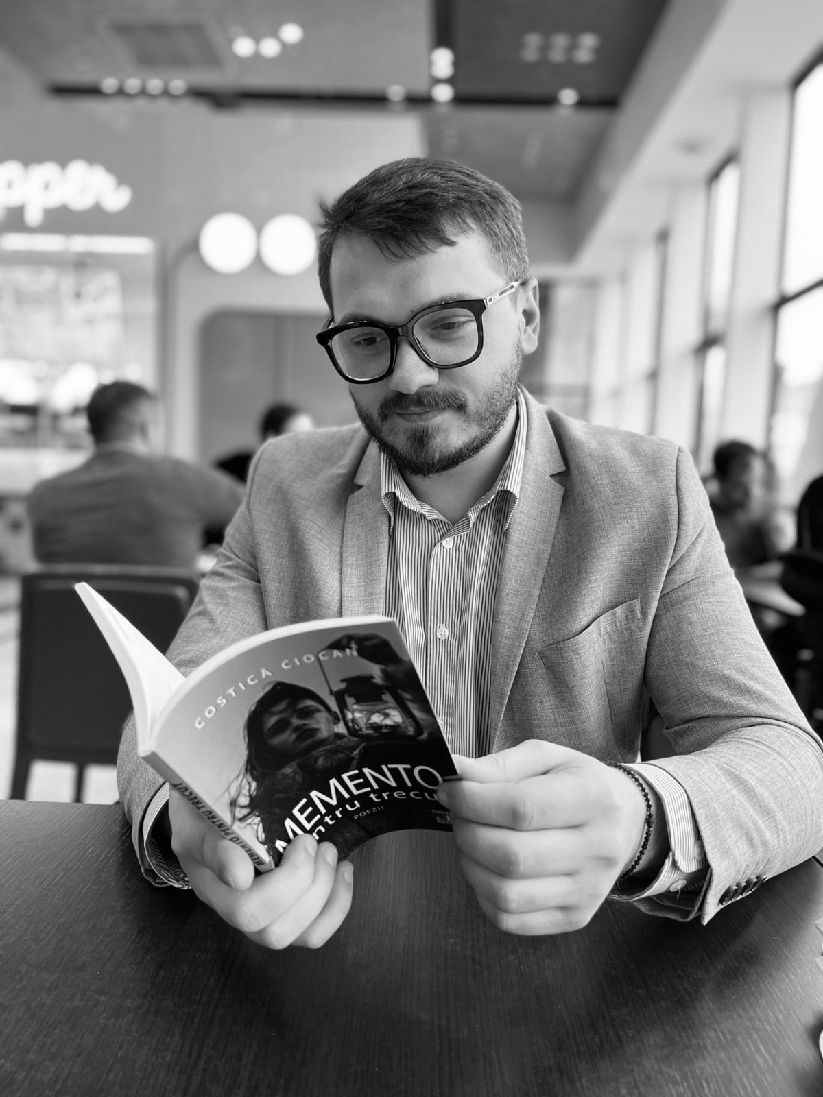 Voia să devină medic, dar s-a pregătit pentru a fi preot. Azi e un poet premiat și unul dintre cei mai tineri judecători din România.Cum arată lumea prin ochelarii lui Costică Ciocan?
