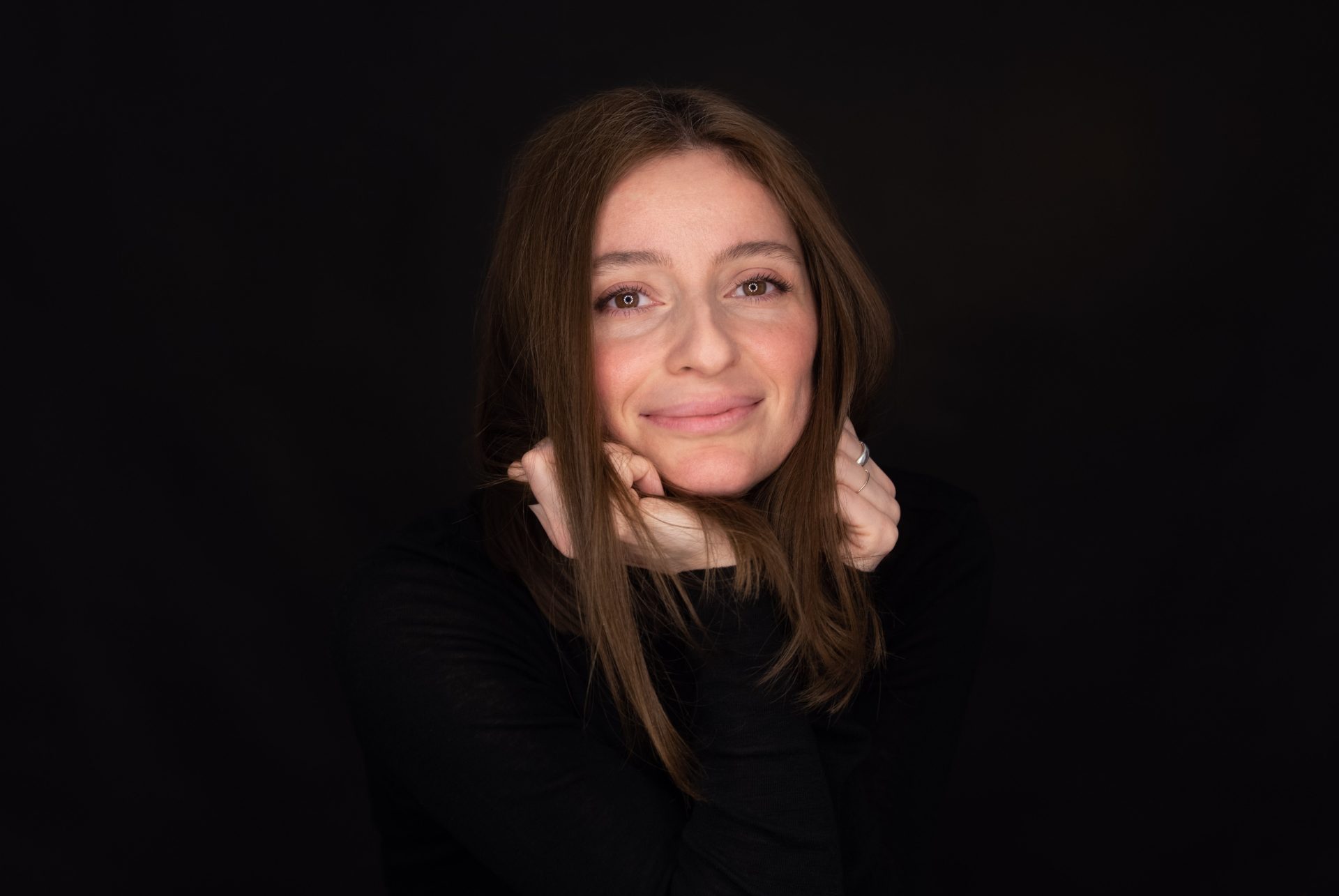 Judith State: „Când mă gândesc la copilărie, o aud pe bunica cântând sau la mașina de cusut, făcându-mi rochițe cum nu mai vedeam la nimeni și văd feliile imense de pâine cu untură și sare”