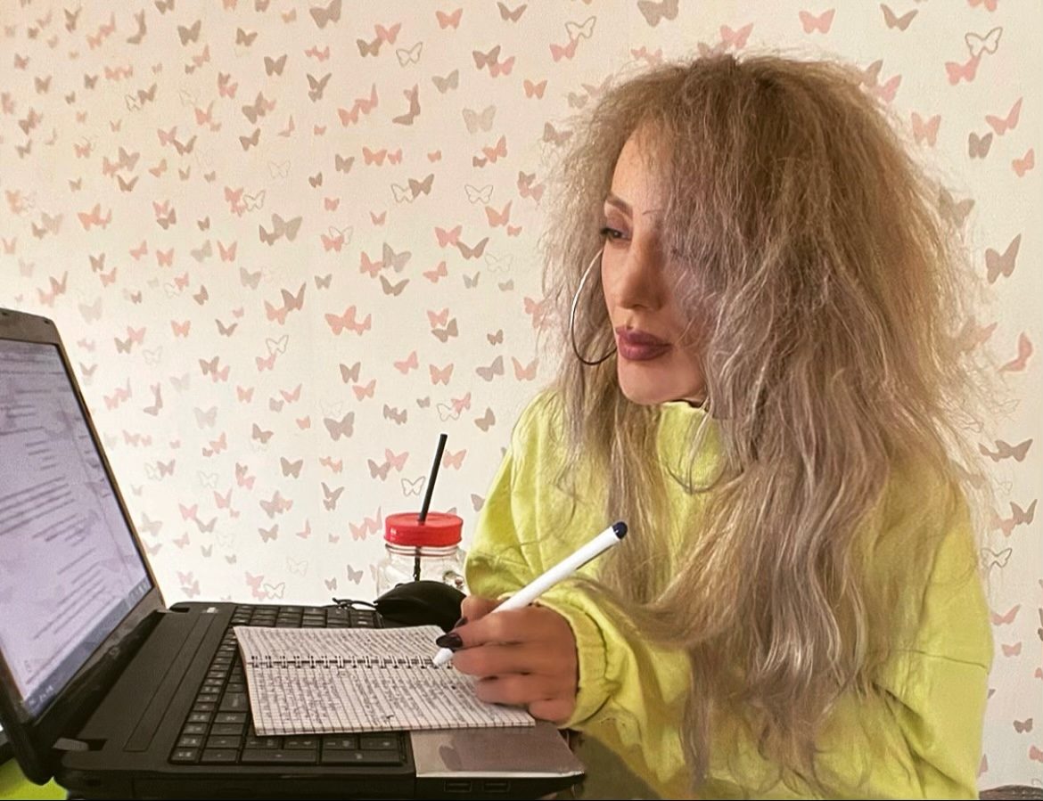 Elena Pomana, femeia care face rai din lupta sa cu viața: „Diagnosticul mi-a impus limitări fizice, iar încăpățânarea din mine a creat oportunități de reușită. Viața mea este precum a unei prințese din basmele copilăriei. Ajutată și însoțită mereu, dar înzestrată cu darul de a oglindi PUTEREA celui de lângă mine cu IUBIRE”